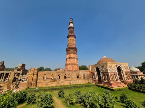 qutub minar with blue sky