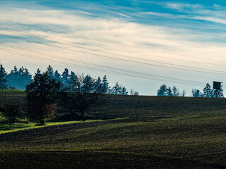 Obraz premium Hoch und Jägersitz im Herbst