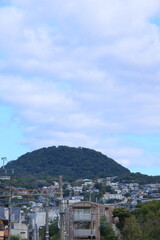 甲山の麓(ふもと)の日本の住宅街(兵庫県西宮市)