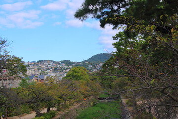秋の甲山と夙川と住宅地の風景(兵庫県西宮市)
