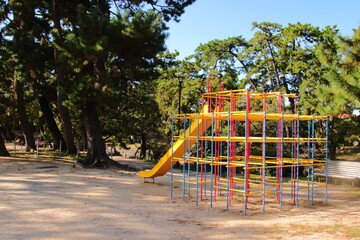 夙川公園(兵庫県西宮市)のカラフルなジャングルジムとすべり台