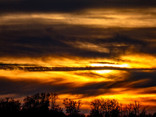 Fototapeta premium Sonnenuntergang mit stark bewölktem Himmel