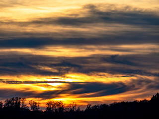 Fototapeta premium Sonnenuntergang mit stark bewölktem Himmel