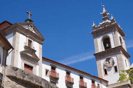 S&atilde;o Gon&ccedil;alo Church and bridge spanning the T&acirc;mega River in Amarante