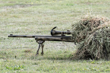 ギリースーツを着て狙撃銃を構える軍人