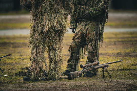 ギリースーツを着た狙撃手