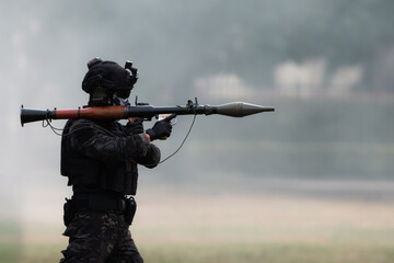 ロケットランチャーを構える人物