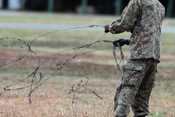 鉄条網を設置する軍人