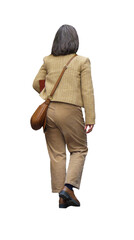 Femme senior vue de dos qui marche, cheveux gris mi-longs, veste en tweed beige, pantalon beige, chaussures marron, sac en bandoulière en cuir, allure élégante et décontractée, saison printanière