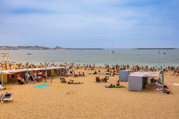 Vue sur la plage de Saint-Jean-de-Luz et ses cabines de bain au pays Basque en France