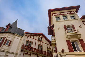 Obraz premium Dans les rues de Saint-Jean-de-Luz au pays Basque en France