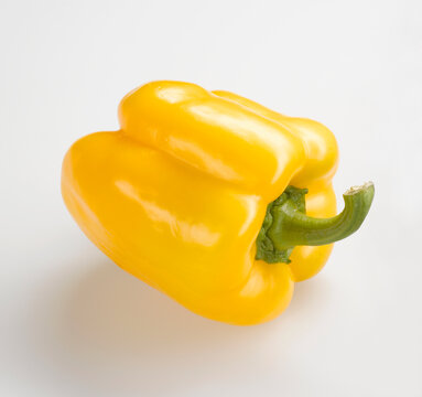 Gelbe Paprika, isoliert,niemand.weiss