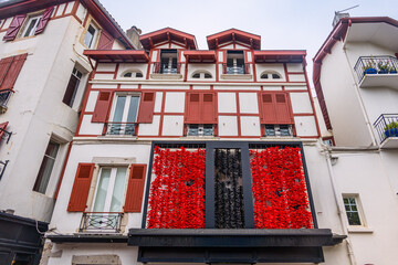 Cordes sèches de piments d'Espellette dans les rues de  Saint-Jean-de-Luz au pays Basque en France