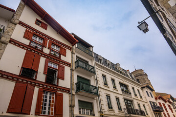 Dans les rues de Saint-Jean-de-Luz au pays Basque en France
