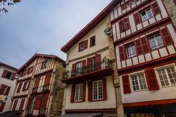 Dans les rues de Saint-Jean-de-Luz au pays Basque en France