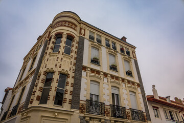 Obraz premium Dans les rues de Saint-Jean-de-Luz au pays Basque en France