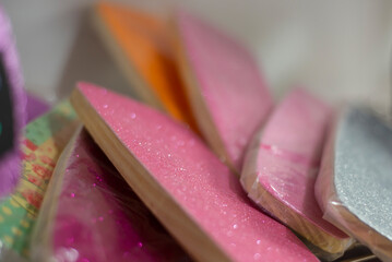 Close-up de tablas spinner brillantes para pr&aacute;ctica de patinaje