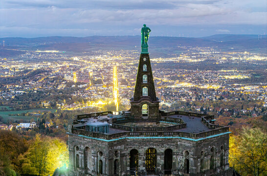 Der Blick geht in der Abend&auml;mmerung am Herkules vorbei nach Kassel 