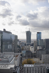 Nowoczesne centrum miasta z wysokimi wieżowcami © Daniil