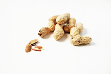 Nahaufnahme - Erdnüsse mit Schale vor weißen Hintergrund.
