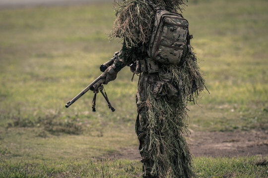 ギリースーツを着た狙撃手