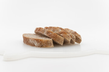 Fette di pane con farina di segale innagine ravvicinata su sfondo bianco