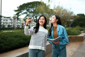 Naklejka premium College students friends taking selfie on smartphone