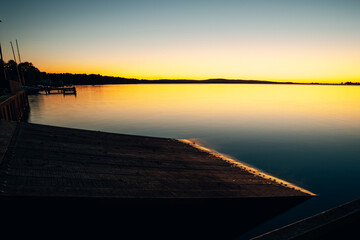 Obraz premium Colorful Sunset over the Sea with Reflective Water