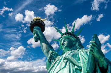 Historischen Farbaufnahme der Freiheitsstatue in New York in extremer Unteransicht bei sonnigem Wetter und aufgelockerter Bew&ouml;lkung