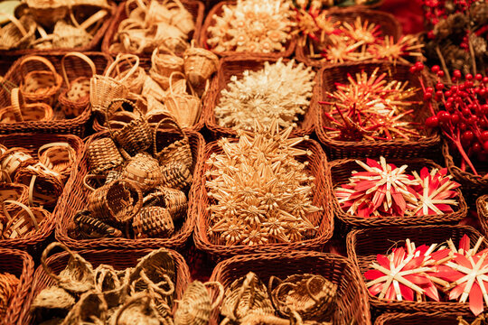 &Eacute;toiles de No&euml;l traditionnelles en paille sur un march&eacute; de No&euml;l en Alsace, d&eacute;coration de style nordique et scandinave
