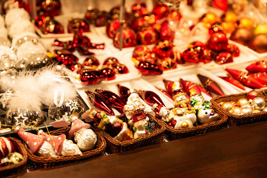 March&eacute; de No&euml;l en Alsace, stand de d&eacute;coration, boules de No&euml;l brillantes de couleur rouge et dor&eacute;e, &eacute;clairage lumineux et scintillant 