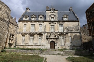 Fototapeta premium Le musée du Présidial, musée des beaux arts et ancien hôtel particulier, vue de l'extérieur, ville de Saintes, département de la Charente Maritime, France