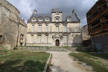 Fototapeta premium Le musée du Présidial, musée des beaux arts et ancien hôtel particulier, vue de l'extérieur, ville de Saintes, département de la Charente Maritime, France
