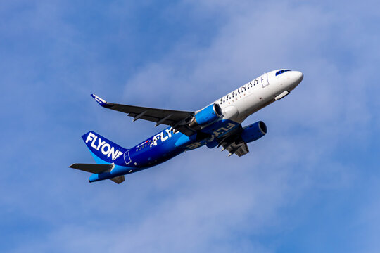 Planespotting am Flughafen M&uuml;nchen an einem sonnigen Herbsttag - Bayern - Deutschland - 01/11/2025