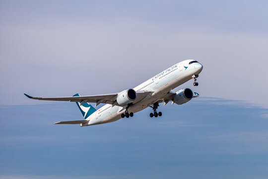 Planespotting am Flughafen M&uuml;nchen an einem sonnigen Herbsttag - Bayern - Deutschland - 01/11/2025