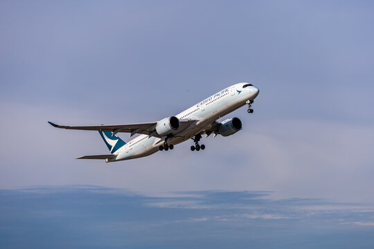 Planespotting am Flughafen M&uuml;nchen an einem sonnigen Herbsttag - Bayern - Deutschland - 01/11/2025
