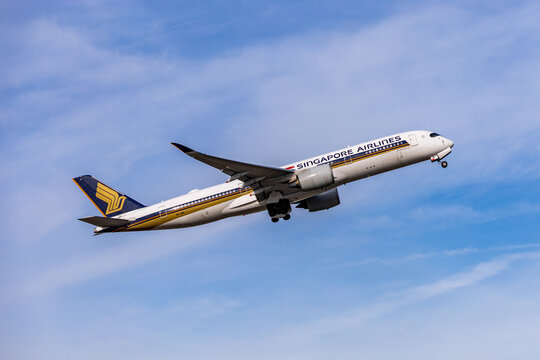 Planespotting am Flughafen M&uuml;nchen an einem sonnigen Herbsttag - Bayern - Deutschland - 01/11/2025