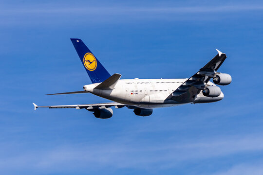 Planespotting am Flughafen M&uuml;nchen an einem sonnigen Herbsttag - Bayern - Deutschland - 01/11/2025