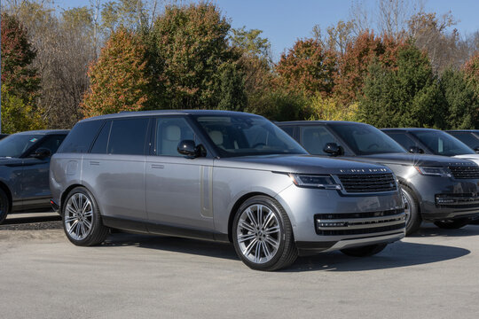 Range Rover 530PS SE 7-Seat SUV display. Land Rover offers the 530PS with a 4.4L V8 Twin-Turbocharged engine. MY:2025