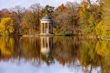 Stadtsparzigang durch die Landeshauptstadt von Bayern an einem sonnigen Herbsttag - M&uuml;nchen - Bayern - Deutschland 