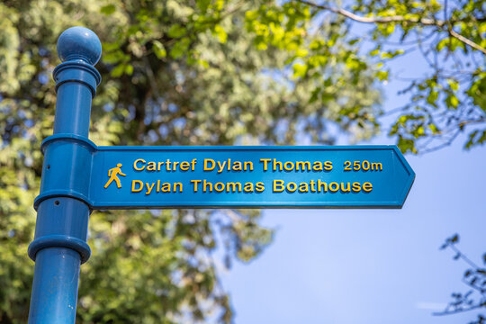 Street sign for Dylan Thomas Boathouse in English and Welsh.