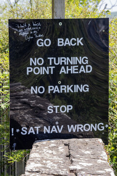 Sign warning drivers to turn around, that their sat nav, GPS navigation, is wrong.