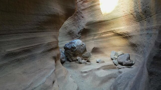 Gran Canaria: Revealing the narrow passage of the Vacas canyon with its smooth and eroded sandstone walls