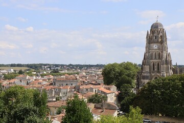 Obraz premium Vue d'ensemble de la ville, ville de Saintes, département de la Charente Maritime, France