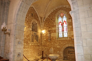 Fototapeta premium Abbaye Notre Dame, abbaye romane, village de Nanteuil en Vallée, département de la Charente, France