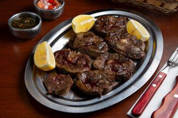 achuras riñoncitos y mollejas es un plato tipico de la parrilla argentina