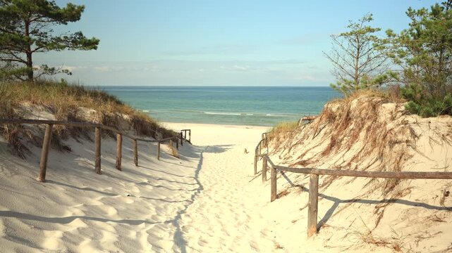 spokojny widok na wejście na plażę morską z szumiącym morzem w oddali