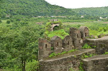 A top view of the walls of Daulatabad fort , Built with massive stone walls showcasing medieval military architecture and cultural heritageIt.