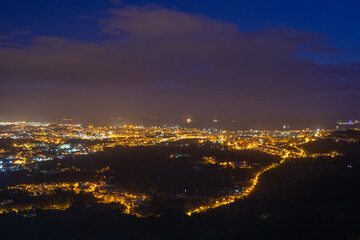 Fototapeta premium Palmela portugal hilltop panoramic view of city lights at night
