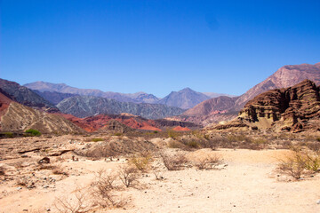 Montañas coloridas y desierto bajo el cielo despejado en los Valles Calchaquíes, Salta, Argentina